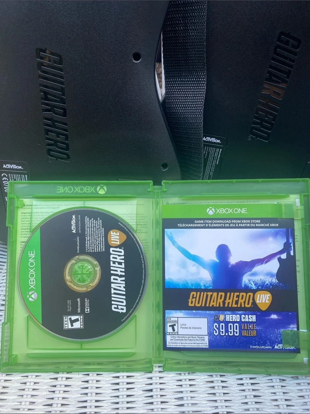 X Box 1 2Wireless Dual Guitar Controllers, Guitar Hero Live, 1 dongle, 2 straps - Picture 7 of 16